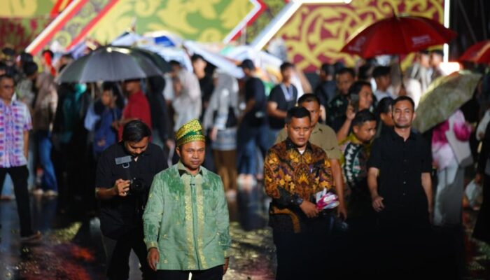 Tetap Bersemangat Meski Diguyur Hujan, Gubri Abdul Wahid Beri Sambutan di Malam Puncak Bujang Dara Riau