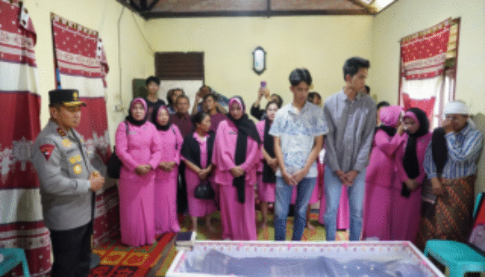 Kapolda Riau Beri Kenaikan Pangkat Anumerta, Ipda Donald Gugur Setelah Berjuang Melawan Karhutla Rohil