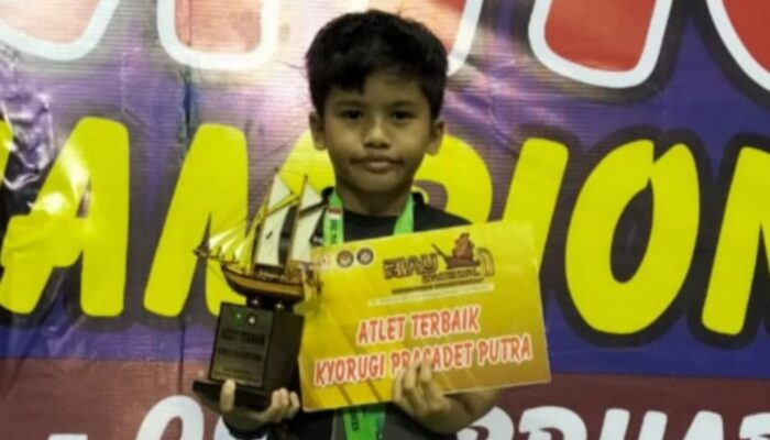 Atlet Muda Taekwondo Waldan Abdillah Sabet Emas di Kejuaraan Riau Challenge 2025
