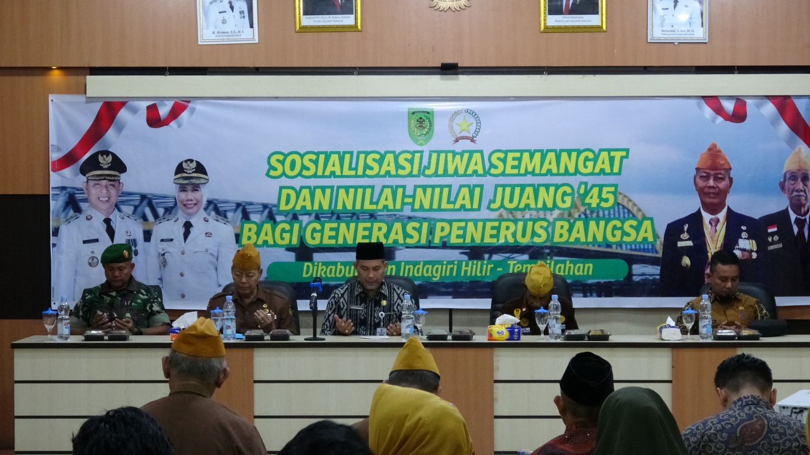 Anggota Legiun Veteran Republik Indonesia (LVRI) Provinsi Riau mengikuti acara sosialisasi jiwa serta nilai juang 45 dengan penuh khidmat. |Foto: Diskominfo Inhil