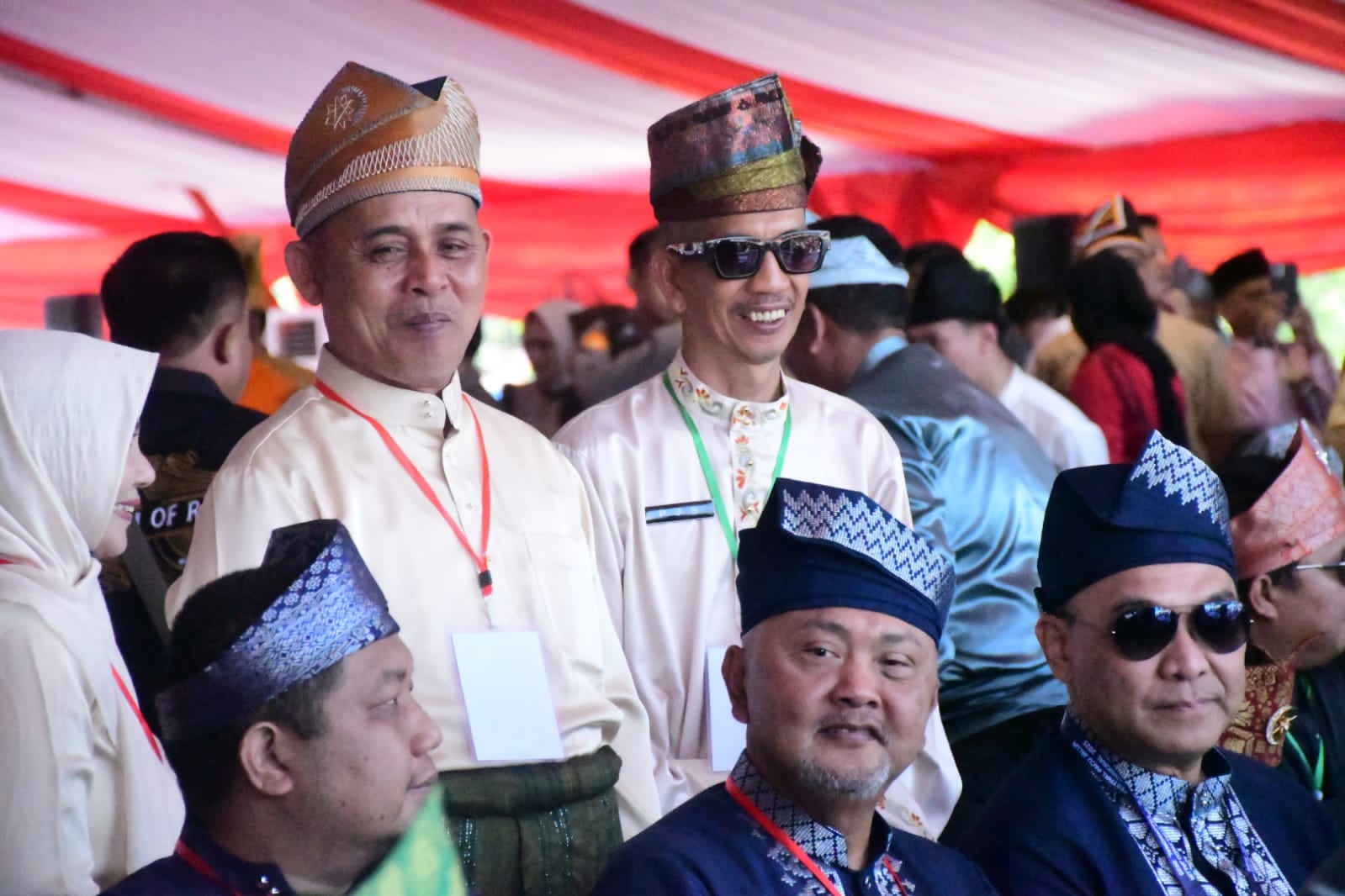 Staf Ahli Bupati Bidang Kemasyarakatan dan Sumber Daya Manusia Johansyah Safari bersama jajaran Pemkab Bengkalis hadir di Festival Pacu Jalur Kuansing 2025 dengan mengenakan pakaian melayu lengkap