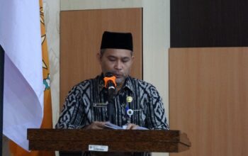 Bupati Indragiri Hilir (Inhil) H Herman, diwakili oleh Staf Ahli Bupati Muammar Qhadaffi dalam sambutannya menyampaikan pentingnya menjaga semangat juang kebangsaan. | Foto: Diskominfo Inhil