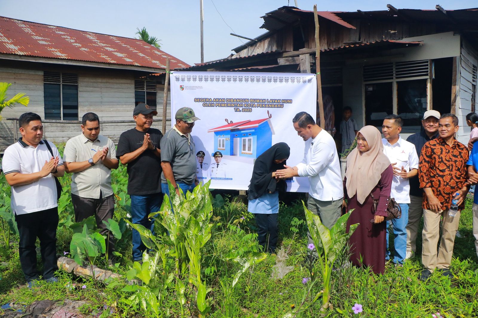 Wali Kota Pekanbaru Agung Nugroho mengunjungi salah satu rumah warga yang menjadi salah satu sasaran Pembangunan Rumah Layak Huni, baru-baru ini.