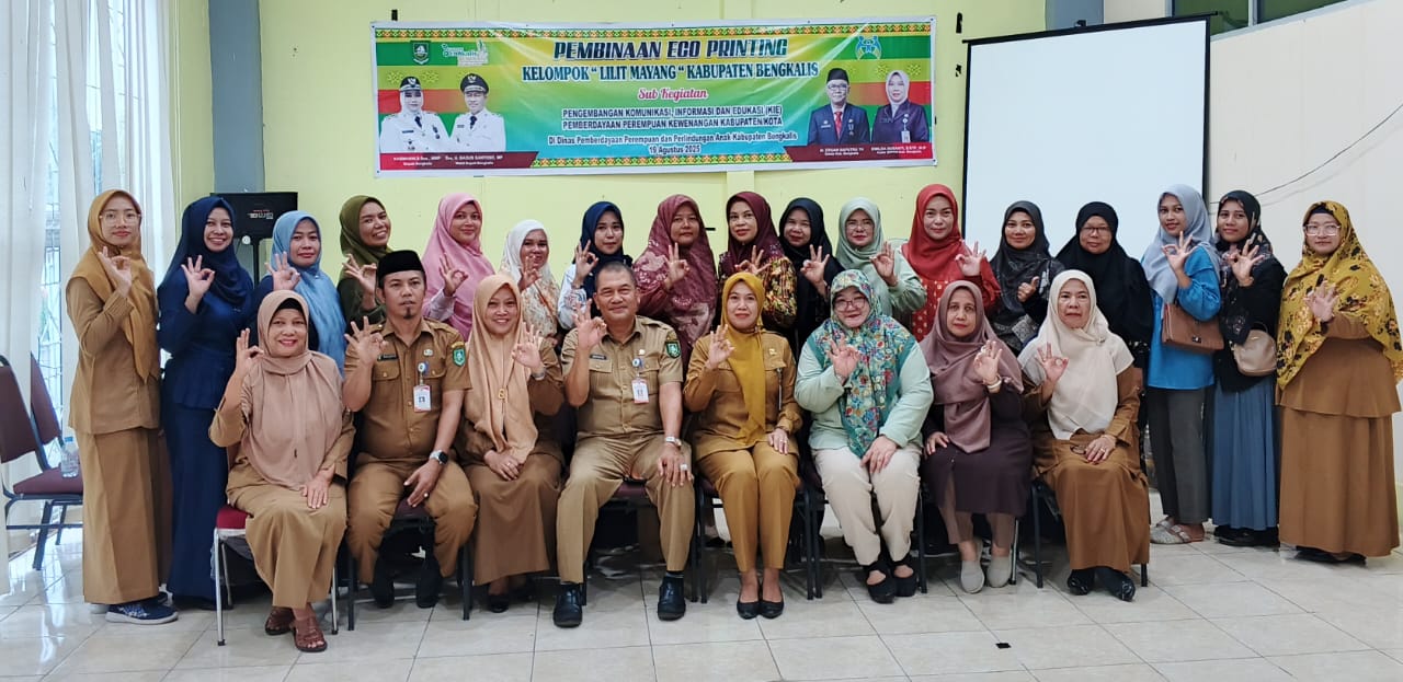 Kepala DPPPA Kabupaten Bengkalis Emilda Susanti dan peserta Pelatihan Eco Printing berfoto bersama usai kegiatan.