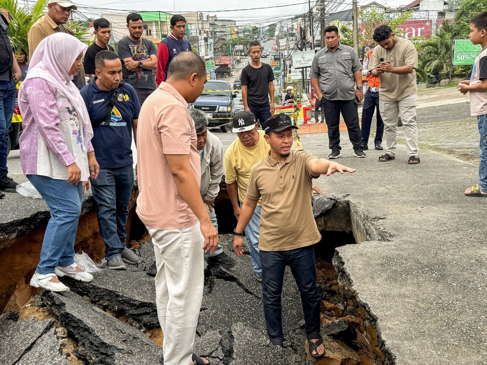 Wali Kota Agung Nugroho memantau langsung kondisi jalan rusak di Pekanbaru, beberapa waktu lalu.