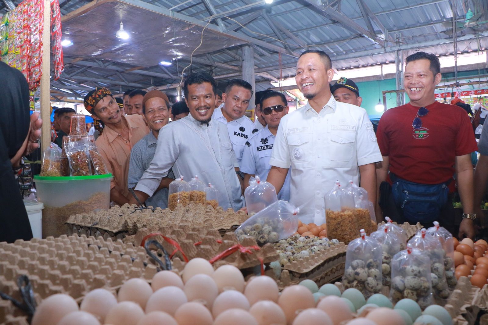 Wali Kota Pekanbaru Agung Nugroho memantau pergerakan harga sembako di pasar tradisional.