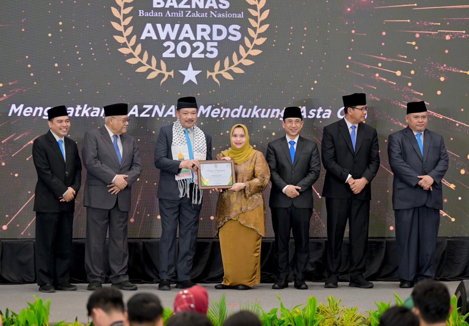 Bupati Bengkalis Kasmarni menerima BAZNAS Award yang diserahkan oleh Ketua Umum Badan Amil Zakat Nasional (BAZNAS) Republik Indonesia Prof. Dr. KH. Noor Achmad di Jakarta.