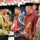 Wakil Bupati Bengkalis Bagus Santoso menyerahkan cenderamata dan penghormatan kepada sejumlah pejuang asli Bengkalis dalam rangka HUT ke-80 RI. (Foto: Diskominfotik Bengkalis)