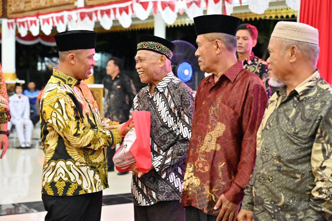 Wakil Bupati Bengkalis Bagus Santoso menyerahkan cenderamata dan penghormatan kepada sejumlah pejuang asli Bengkalis dalam rangka HUT ke-80 RI. (Foto: Diskominfotik Bengkalis)