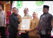 Bupati Kasmarni Terima Dua Sertifikat Kekayaan Intelektual Komunal dari Kemenkumham