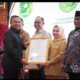 Bupati Bengkalis, Kasmarni menerima dua Sertifikat Kekayaan Intelektual Komunal (KIK) dari Kementerian Hukum RI yang diserahkan oleh Gubernur Riau Abdul Wahid, 19 Agustus 2025. (Foto: Diskominfotik Bengkalis)