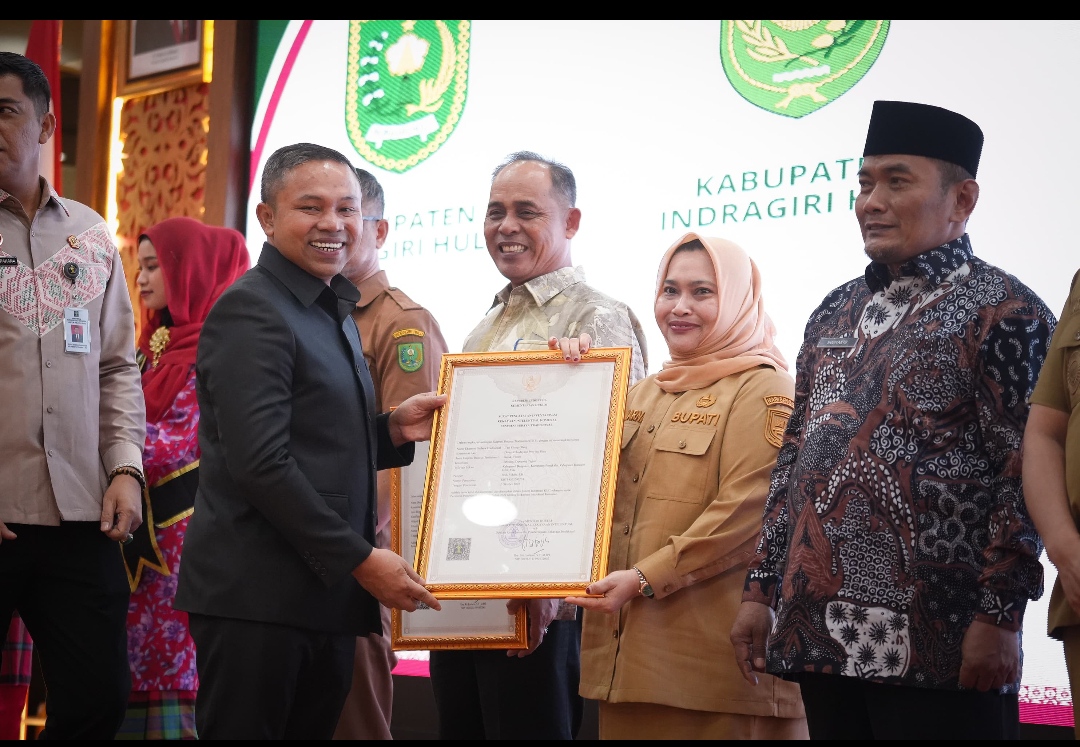 Bupati Bengkalis, Kasmarni menerima dua Sertifikat Kekayaan Intelektual Komunal (KIK) dari Kementerian Hukum RI yang diserahkan oleh Gubernur Riau Abdul Wahid, 19 Agustus 2025. (Foto: Diskominfotik Bengkalis)