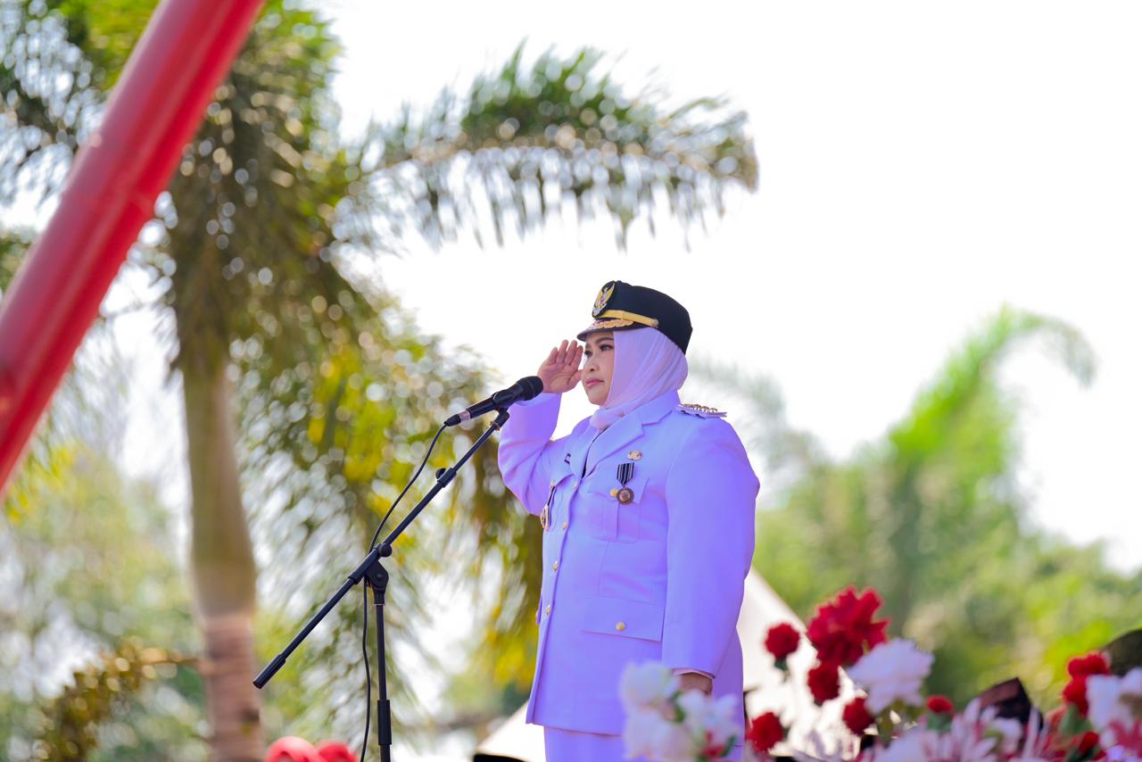 Bupati Bengkalis, Kasmarni, memimpin Upacara Detik-Detik Proklamasi Kemerdekaan Republik Indonesia ke-80, Sabtu (17/8/2025), di Lapangan Tugu Bengkalis