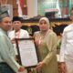 Ahli Waris Syekh H. Muhammad Yusuf, Suriyati menerima penghargaan dari Gubernur Riau Abdul Wahid, sempena HUT ke-68 Provinsi Riau