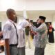 Asisten Pemerintahan dan Kesejahteraan Rakyat Kabupaten Bengkalis Andris Wasono memasangkan plakat kepada pelajar calon anggota Paskibraka