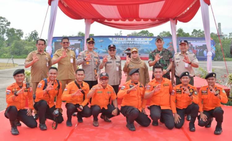 Bupati Bengkalis Kasmarni berfoto bersama jajaran BPBD. Kini Pemkab Bengkalis menerbitkan Surat Edaran (SE) dengan 5 poin penting dalam atasi kebakaran hutan dan lahan di daerah itu. (Foto: Diskominfotik Bengkalis)