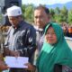 Sekda Kerinci Zainal Efendi, SP., M.Si, menyerahkan bantuan program Kerinci Pedulikepada sejumlah masyarakat penerima, di sela-sela apel kerja ASN. | Foto: Ist