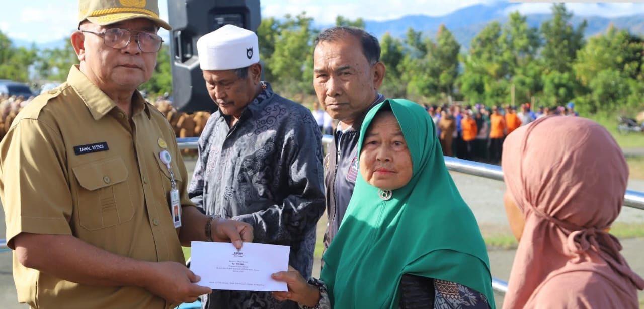 Sekda Kerinci Zainal Efendi, SP., M.Si, menyerahkan bantuan program Kerinci Pedulikepada sejumlah masyarakat penerima, di sela-sela apel kerja ASN. | Foto: Ist