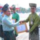 Gubernur Riau Abdul Wahid menyerahkan plakat kepada Asisten Perekonomian dan Pembangunan Sekretariat Daerah Kabupaten Bengkalis, Toharuddin dalam rangka HUT Riau ke-68