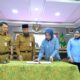 Asisten Pemerintahan dan Kesejahteraan Rakyat sekaligus Plt. Kepala Dinas Pemberdayaan Masyarakat dan Desa (PMD) Andris Wasono dan Kepala Kejaksaan Negeri Bengkalis saat penandatanganan Perjanjian Kerja Sama (PKS)