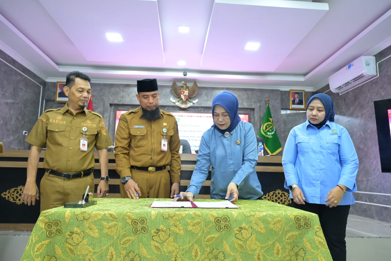 Asisten Pemerintahan dan Kesejahteraan Rakyat sekaligus Plt. Kepala Dinas Pemberdayaan Masyarakat dan Desa (PMD) Andris Wasono dan Kepala Kejaksaan Negeri Bengkalis saat penandatanganan Perjanjian Kerja Sama (PKS)