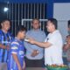 Mewakili Bupati Bengkalis, Sekretaris Kecamatan Bengkalis Fitra Rama menyuapi potongan nasi tumpeng kepada salah satu peserta Turnamen Kenji Cup I 2025 bersamaan dengan peresmian Gedung Futsal setempat.