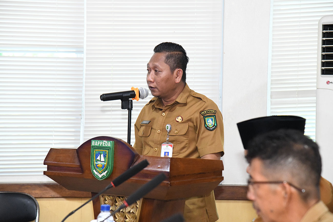 Kepala Dinas Kesehatan Kabupaten Bengkalis, Ermanto saat Rapat Koordinasi Percepatan Penurunan Stunting di Ruang Rapat Bappeda, Selasa (1282025). (Foto: Diskominfotik Bengkalis)