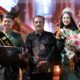 Kepala Disparbudpora Kabupaten Bengkalis Edi Sakura bersma Bujang dan Dara Riau 2025, M. Rafli Sanjani dan Diajeng Arta Anenda di sela malam puncak pemilihan Bujang Dara Riau 2025. (Foto: Diskominfotik Bengkalis)