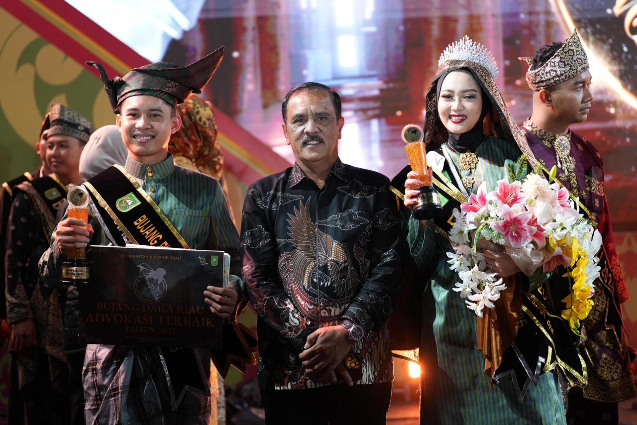 Kepala Disparbudpora Kabupaten Bengkalis Edi Sakura bersma Bujang dan Dara Riau 2025, M. Rafli Sanjani dan Diajeng Arta Anenda di sela malam puncak pemilihan Bujang Dara Riau 2025. (Foto: Diskominfotik Bengkalis)