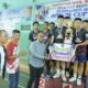 Staf Ahli Bupati Bengkalis Bidang Kemasyarakatan dan Sumber Daya Manusia, Johansyah Syafri, mewakili Bupati Kasmarni menyerahkan trofi untuk pemenang Turnamen Beregu Bimbim Cup I, sekaligus menutup gelaran olahraga tersebut. (Foto: Diskominfotik Bengkalis)