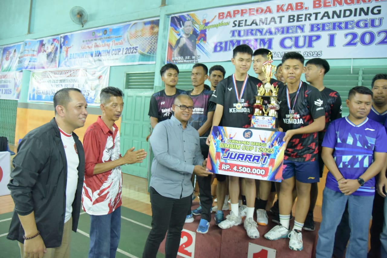 Staf Ahli Bupati Bengkalis Bidang Kemasyarakatan dan Sumber Daya Manusia, Johansyah Syafri, mewakili Bupati Kasmarni menyerahkan trofi untuk pemenang Turnamen Beregu Bimbim Cup I, sekaligus menutup gelaran olahraga tersebut. (Foto: Diskominfotik Bengkalis)