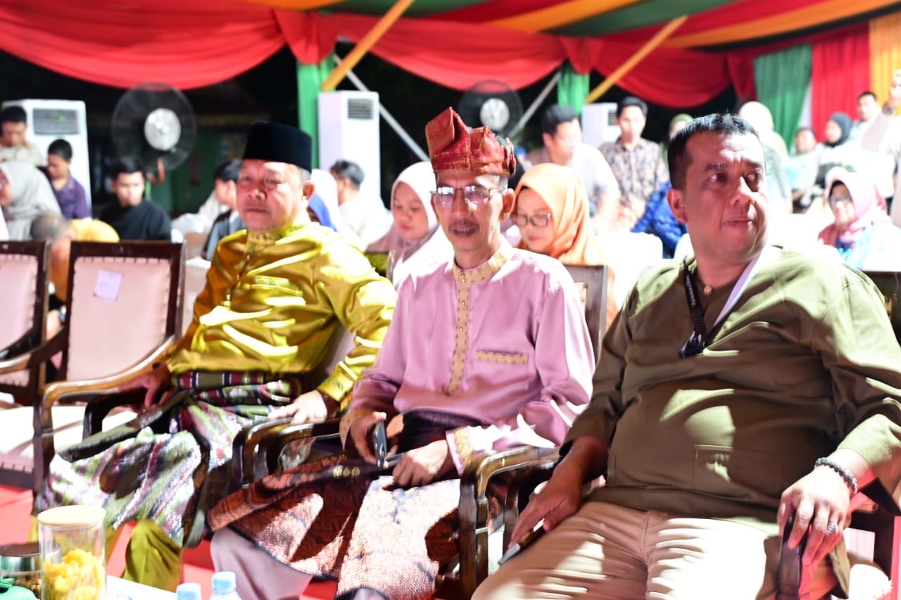 Staf Ahli Bupati Bidang Kemasyarakatan dan Sumber Daya Manusia, Johansyah Syafri, hadir untuk menyaksikan berbagai atraksi seni, budaya, dan hiburan yang menampilkan kekayaan khazanah Melayu serumpun, sempena perayaan Hari Jadi ke-68 Provinsi Riau. (Foto: Diskominfotik Bengkalis)