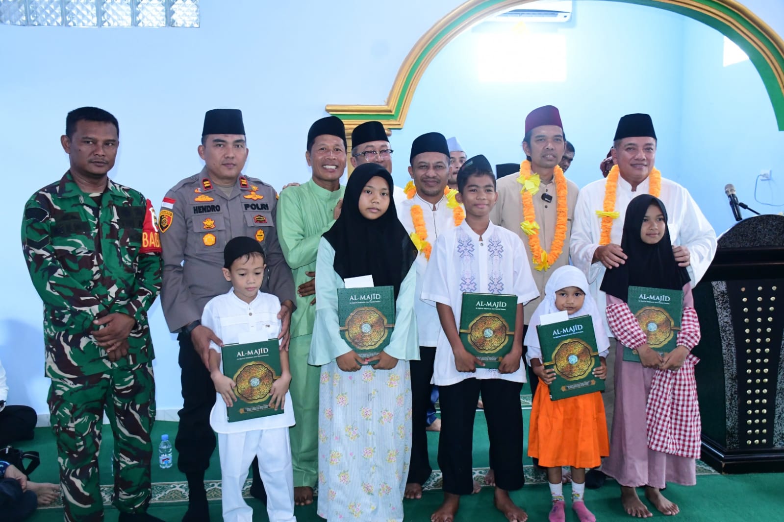 Wakil Bupati Bengkalis Bagus Santoso mendampingi Ustadz Abdul Somad (UAS) dalam peresmian Mushalla Al Awwal di Parit Bangkong, Kelurahan Damon, Kabupaten Bengkalis, Senin (4/8/2025)