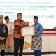Wakil Menteri PAN-RB, Purwadi Arianto menyerahkan penghargaan kepada Wakil Bupati Bengkalis, H Bagus Santoso di Gedung Pauh Janggi, Kompleks Gubernuran Riau, Kamis, (782025)