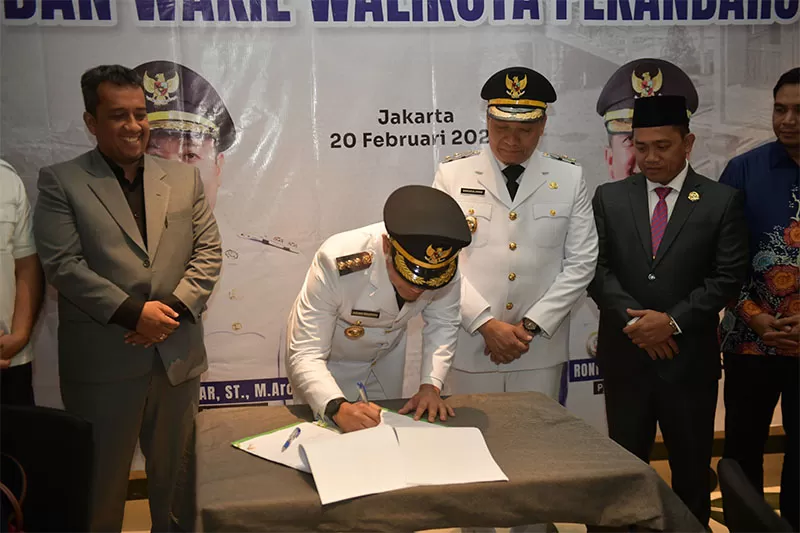 Wali Kota Pekanbaru Agung Nugroho menandatangani Perwako tentang penurunan tarif parkir