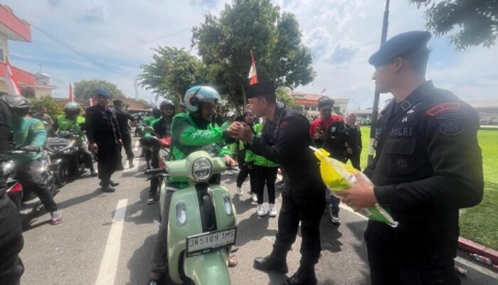 Kebersamaan Brimob Polda Sumut Membagikan Sembako 5 Ton Beras Kepada Para Ojol di Sumut Dalam Satukan Hati