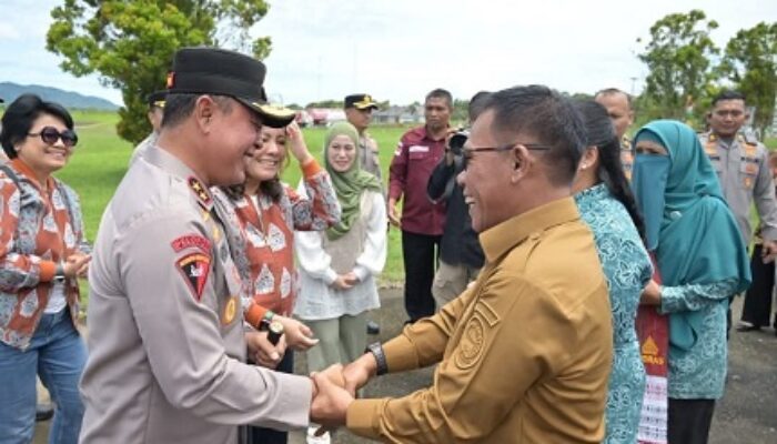Bupati Tapanuli Tengah Sambut Kedatangan Kapolda Sumatera Utara di Bandara Dr. Ferdinand Lumbantobing Pinangsori