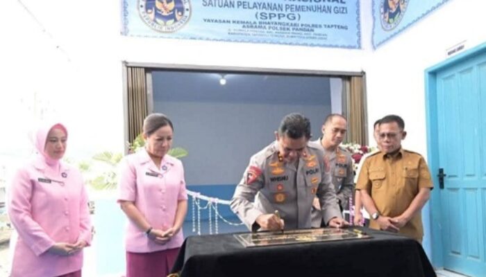 Bupati Tapteng Dampingi Kapolda Sumut Resmikan SPPG Yayasan Kemala Bhayangkari Polres Tapteng