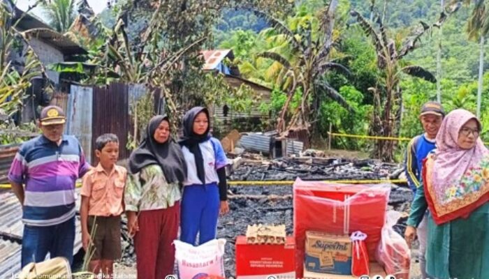Pemkab Tapteng Bantu Korban Kebakaran Warga Lingkungan III Batu Harimau Kelurahan Sibuluan Indah