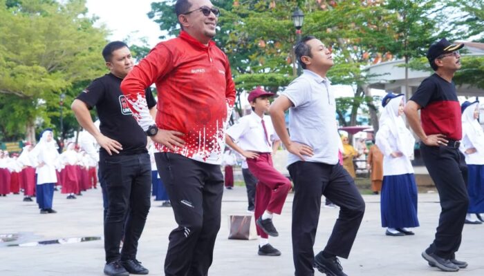 Wamendikdasmen RI Senam Bersama Siswa di Lapangan Cindua Mato Batusangkar