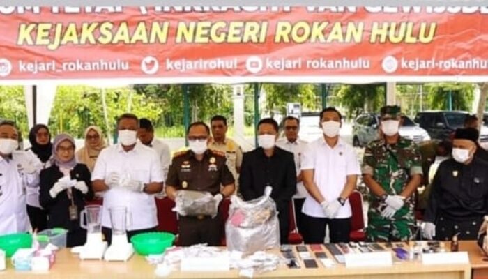 Kajari dan Bupati Rohul Musnahkan Ribuan Barang Bukti Tipidum dan Narkoba, Fokus Utama Pemberantasan Kriminal