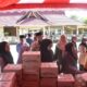 Asisten Pemerintahan dan Kesejahteraan Rakyat, Andris Wasono mewakili Bupati Bengkalis Kasmarni, memantau pelaksanaan Gerakan Pangan Murah (GPM) di halaman Pendopo Kantor Camat Bengkalis, Sabtu (30/8).