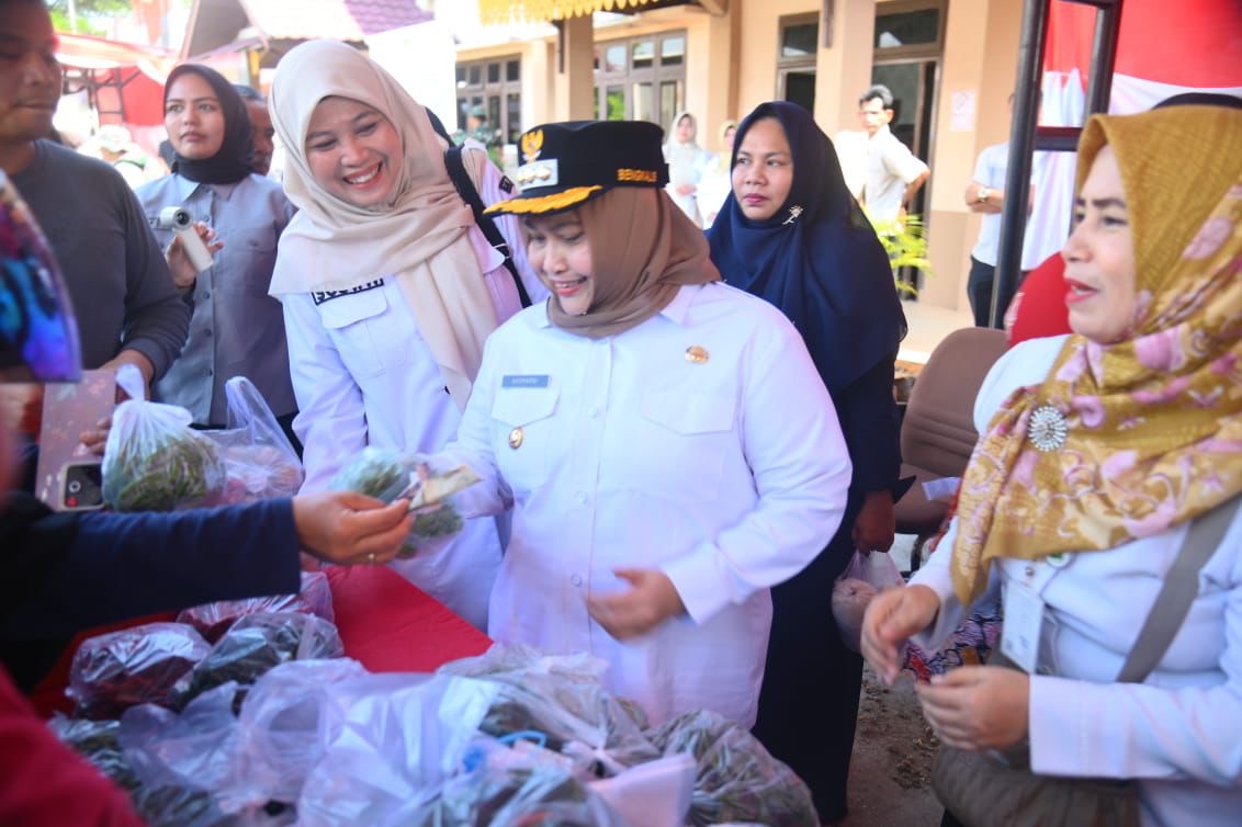 Bupati Bengkalis Kasmarni memantau hasil produksi pangan daerah, baru-baru ini.