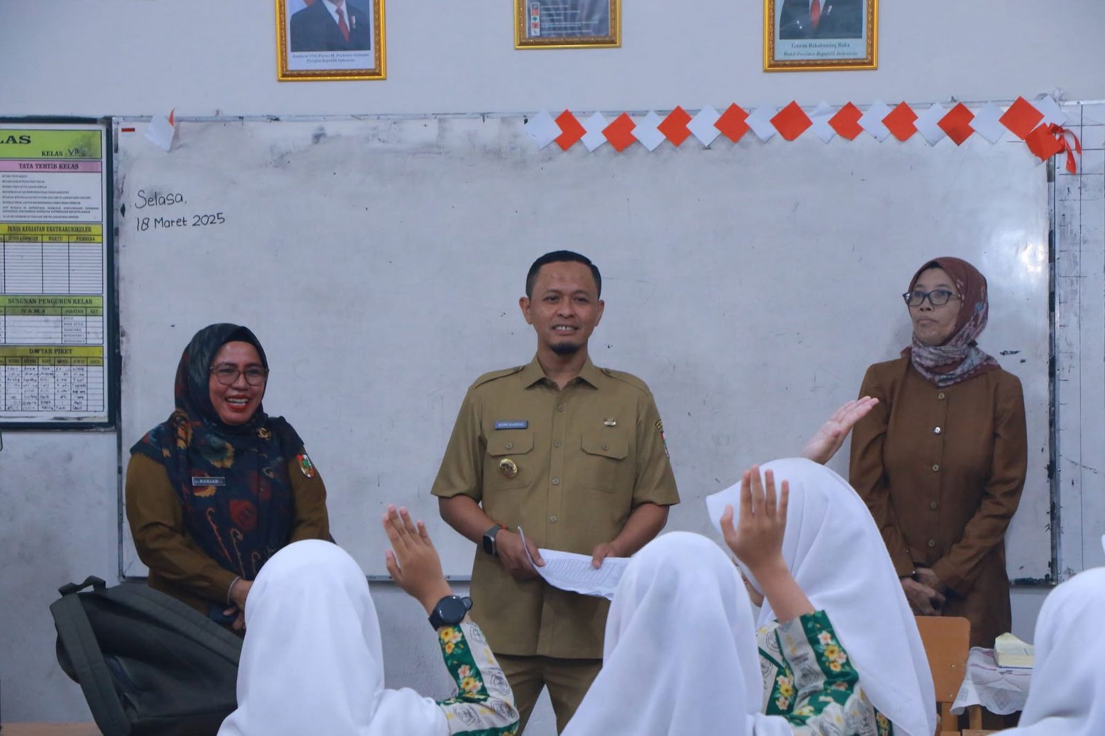 Wali Kota Pekanbaru Agung Nugroho saat meninjau pelaksanaan program Pekanbaru Cinta Al-Quran di SMP 4 Pekanbaru, baru-baru ini.