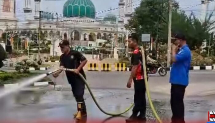 Jelang HUT ke-26, Bupati dan Wabup Rohul Gerakkan Damkar Percantik Wajah Kota Pasir Pengaraian