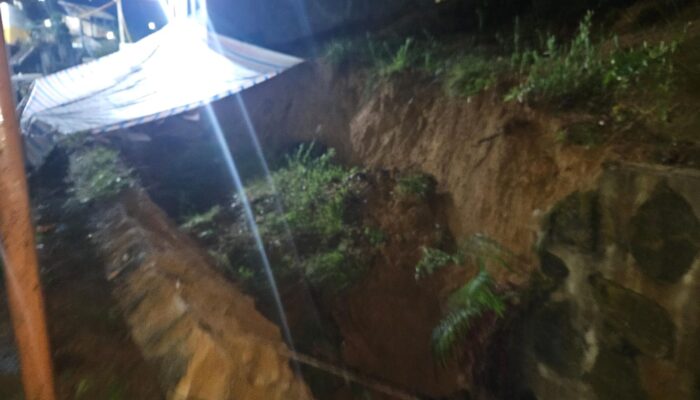 Akibat Cuaca Exstrim Tanah Longsor Di Permukiman Masyarakat Di Jalan Murai Sibolga Selatan