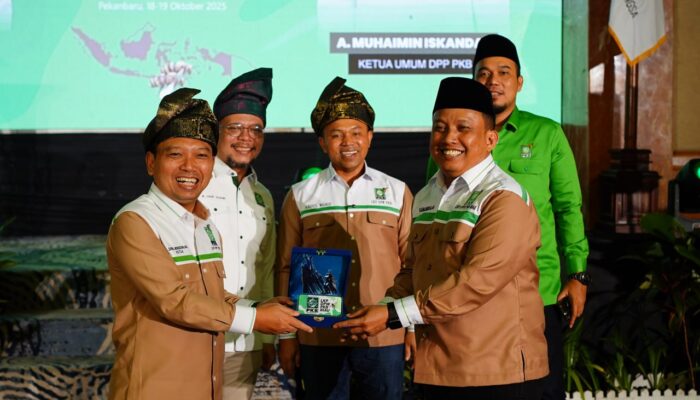 Abdul Wahid Lantik Dani Nursalam Pimpin LKP PKB Riau: Kader Harus Jadi Penjaga Ideologi dan Aspirasi Rakyat