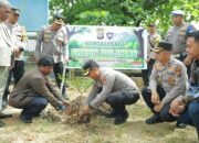 Kompol Manapar Situmeang Dampingi AKBP Fahrian Saleh Siregar Sosialisasikan Green Policing dan Tanam Pohon di Gereja HKBP Resort Rengat