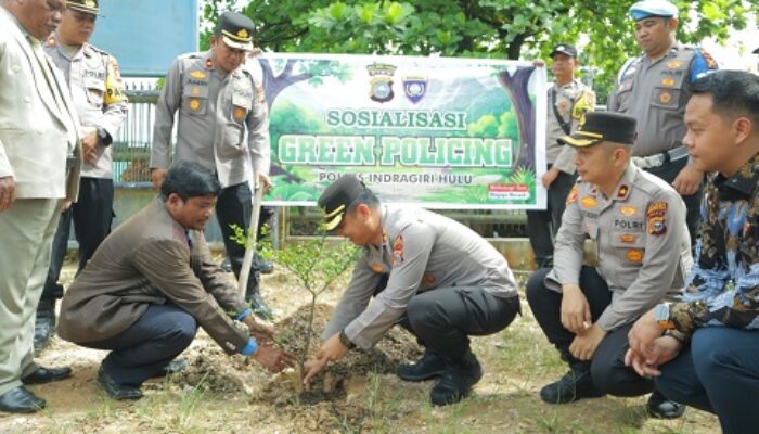 Kompol Manapar Situmeang Dampingi AKBP Fahrian Saleh Siregar Sosialisasikan Green Policing dan Tanam Pohon di Gereja HKBP Resort Rengat
