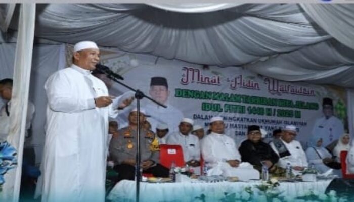 Cahaya Obor di Bawah Hujan, Warga Rohul Rayakan Takbiran Penuh Sukacita